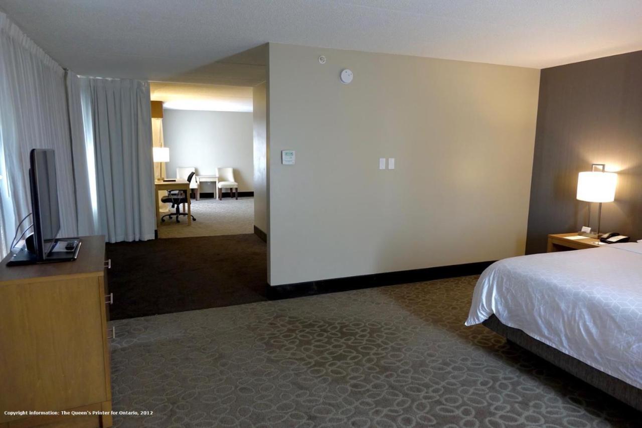 Holiday Inn Express & Suites Oshawa Downtown - Toronto Area By Ihg Ngoại thất bức ảnh