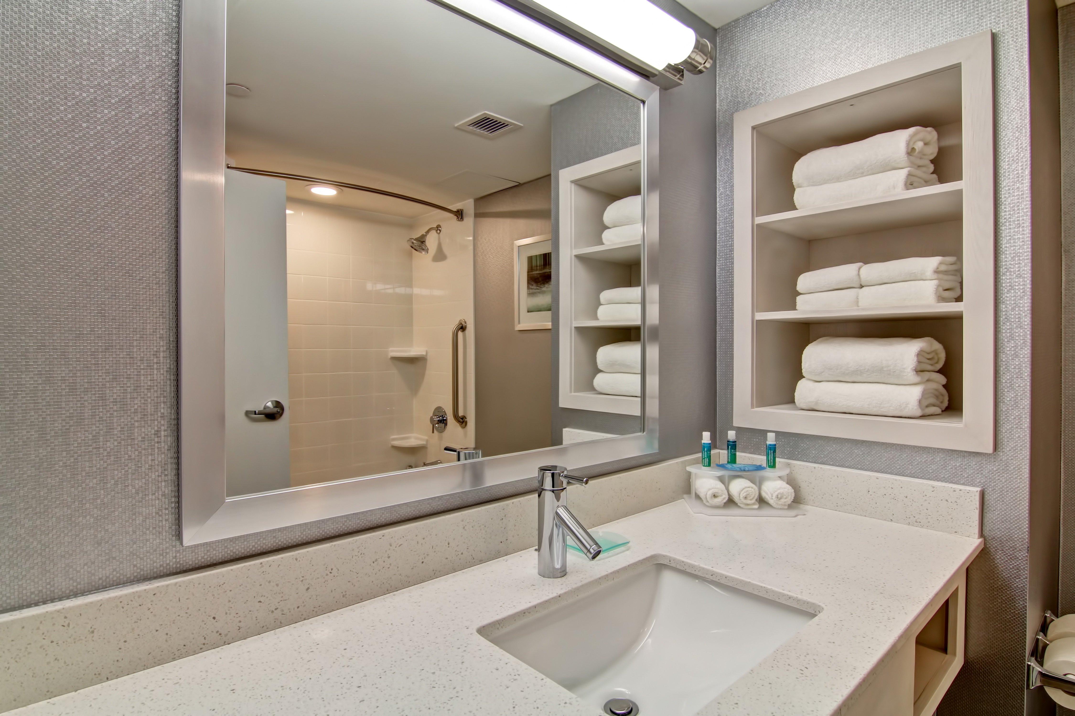 Holiday Inn Express & Suites Oshawa Downtown - Toronto Area By Ihg Ngoại thất bức ảnh